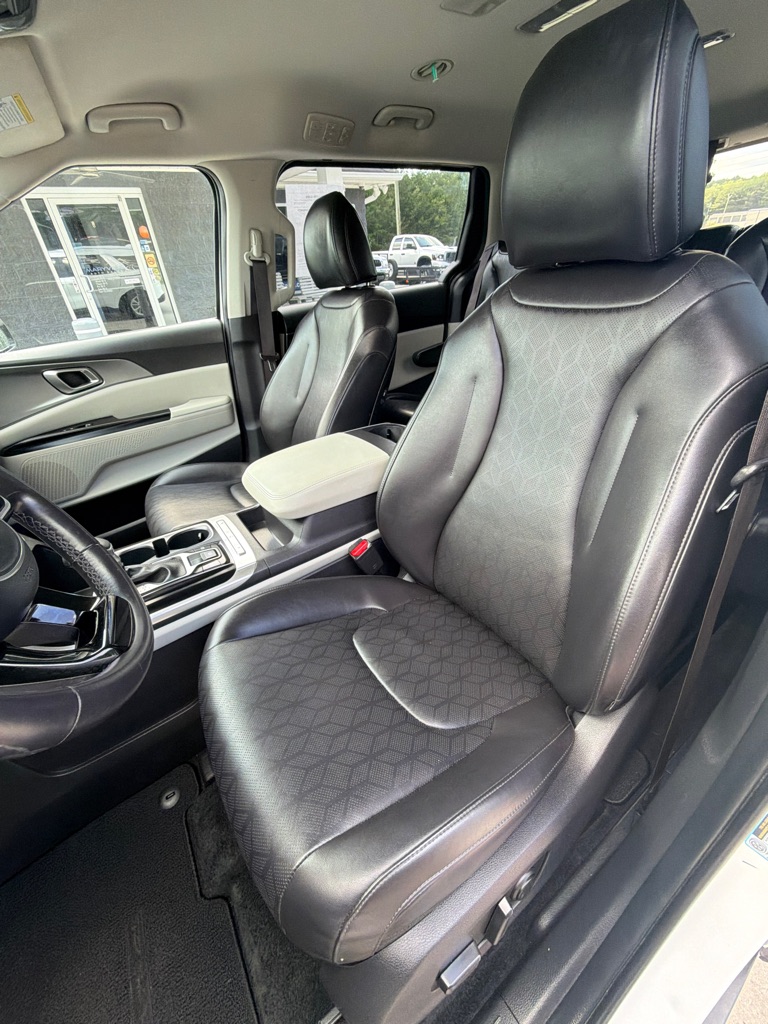 Photo 9 of this KIA CARNIVAL