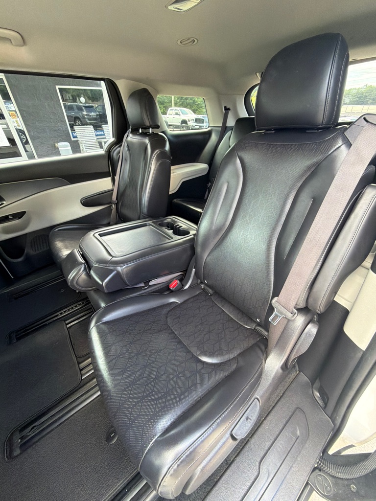 Photo 13 of this KIA CARNIVAL