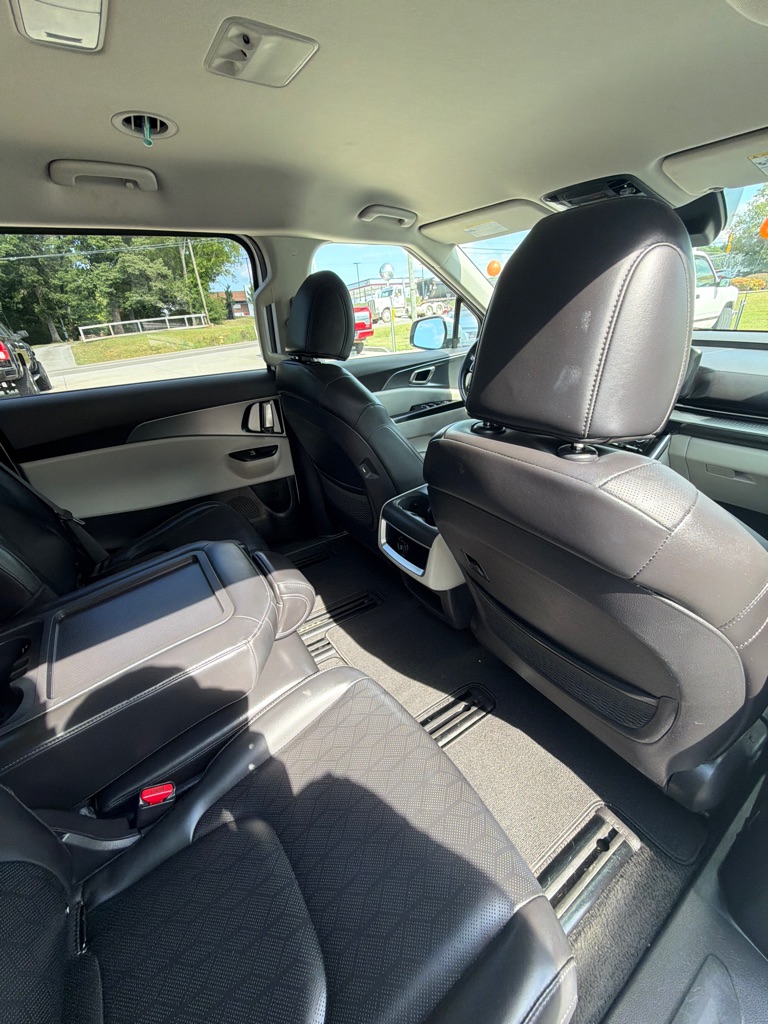 Photo 17 of this KIA CARNIVAL