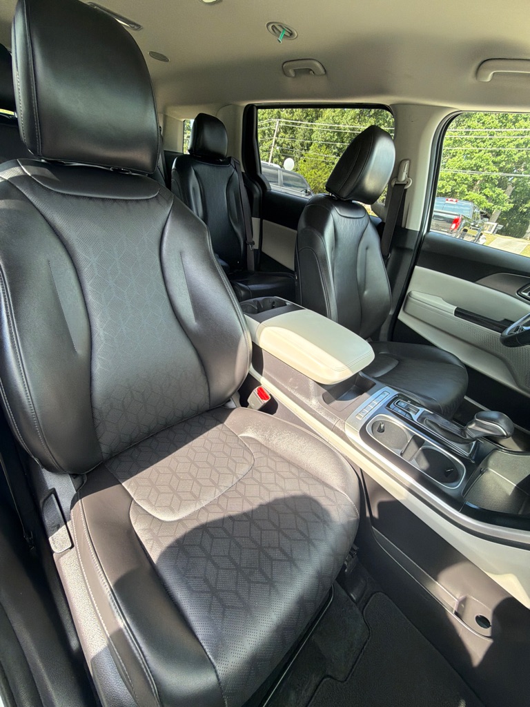 Photo 18 of this KIA CARNIVAL