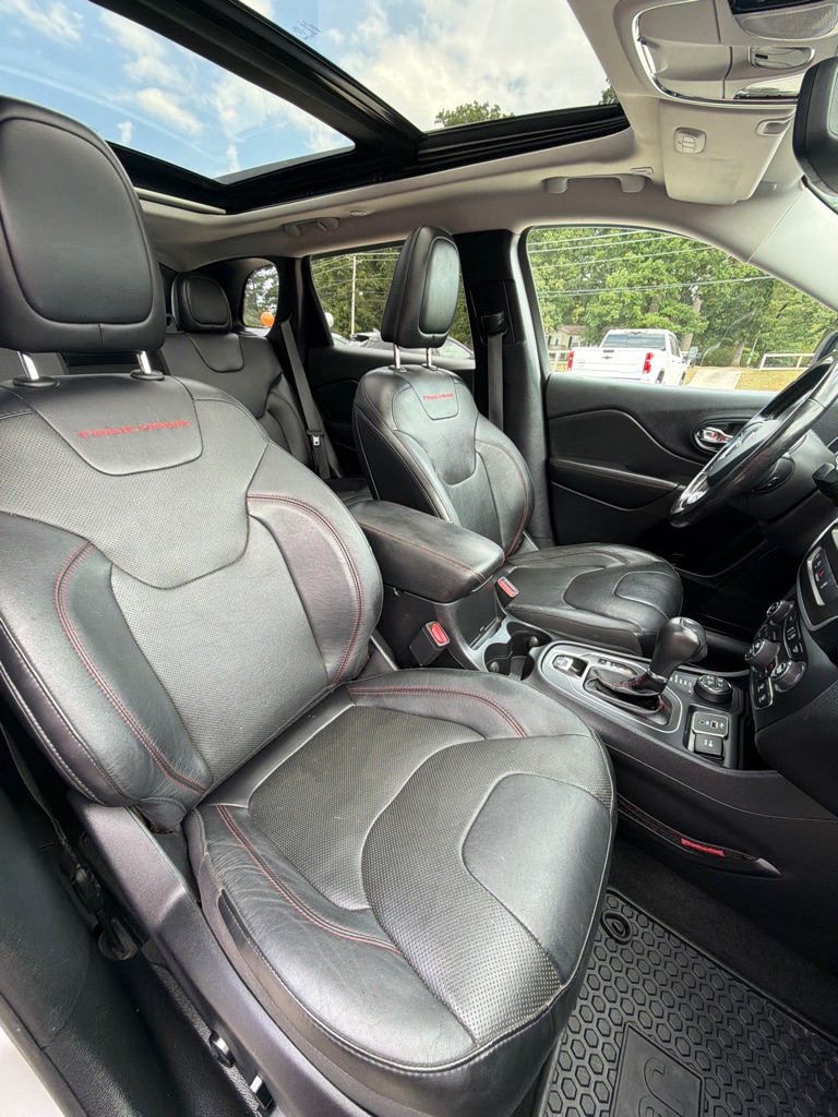 Photo 17 of this JEEP CHEROKEE