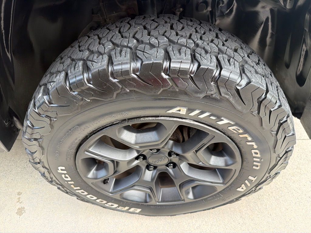 Photo 19 of this JEEP CHEROKEE