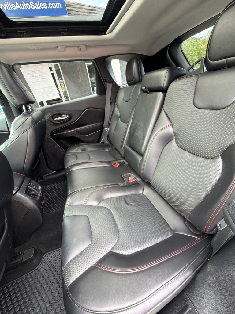 Photo 13 of this JEEP CHEROKEE