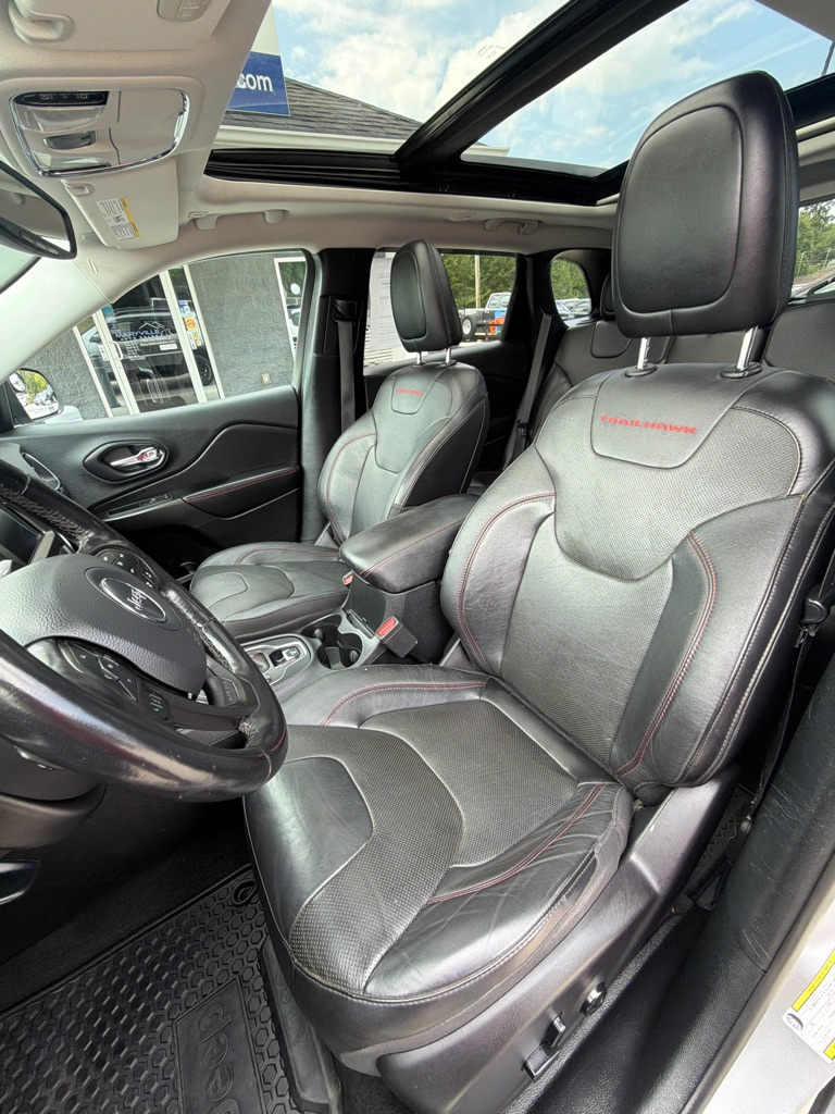 Photo 9 of this JEEP CHEROKEE