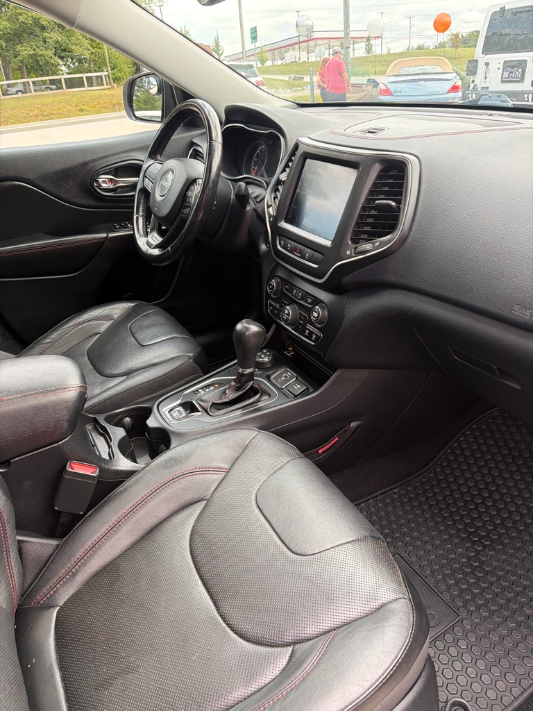 Photo 18 of this JEEP CHEROKEE