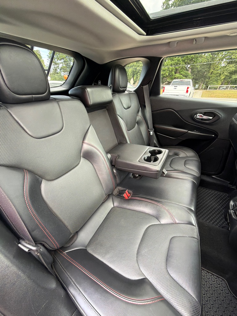 Photo 15 of this JEEP CHEROKEE