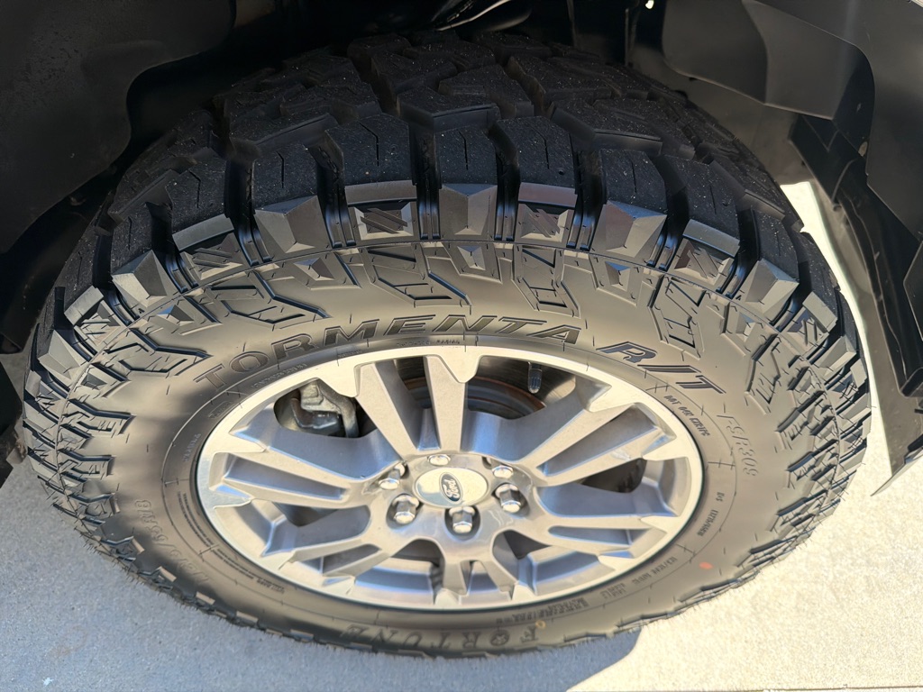 Photo 19 of this FORD F150 LARIAT