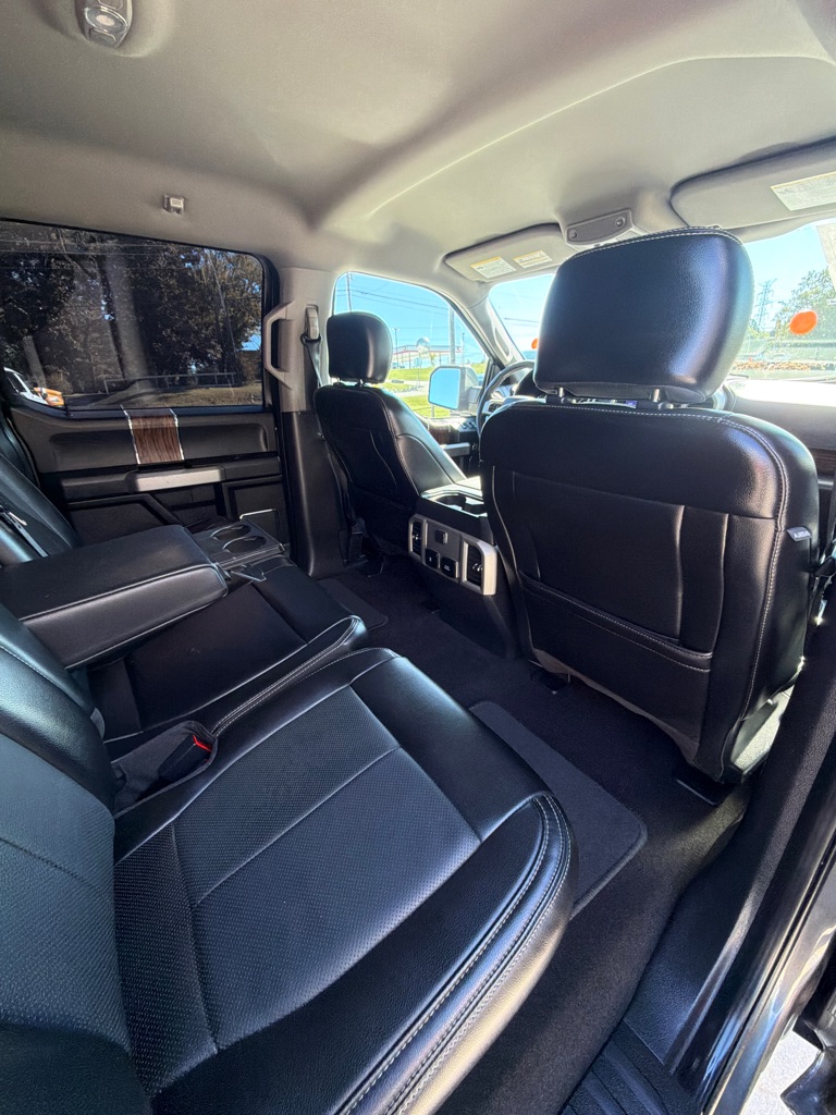 Photo 16 of this FORD F150 LARIAT