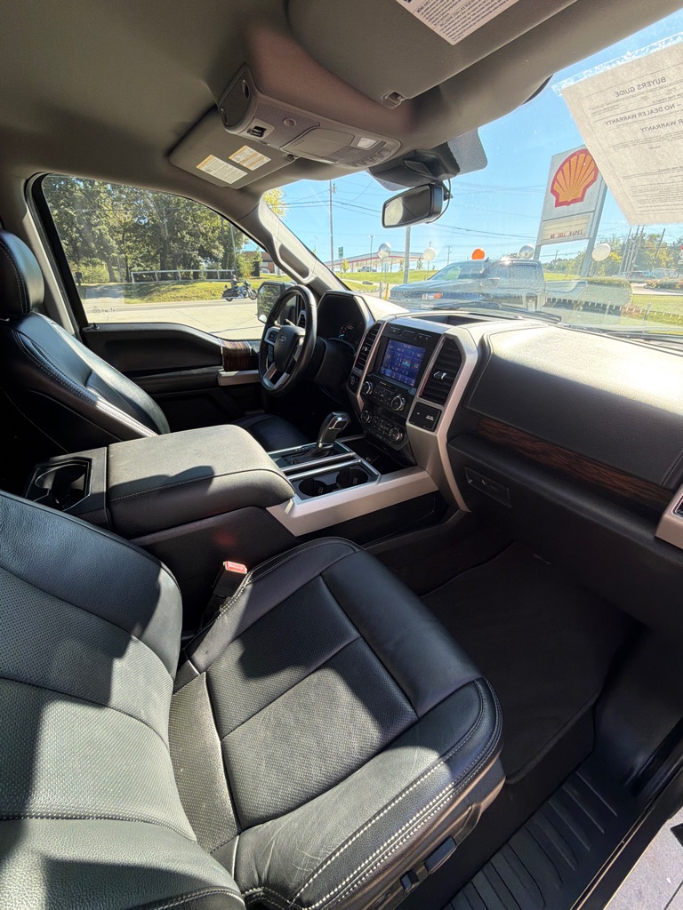Photo 18 of this FORD F150 LARIAT