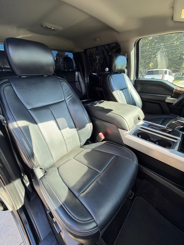Photo 17 of this FORD F150 LARIAT
