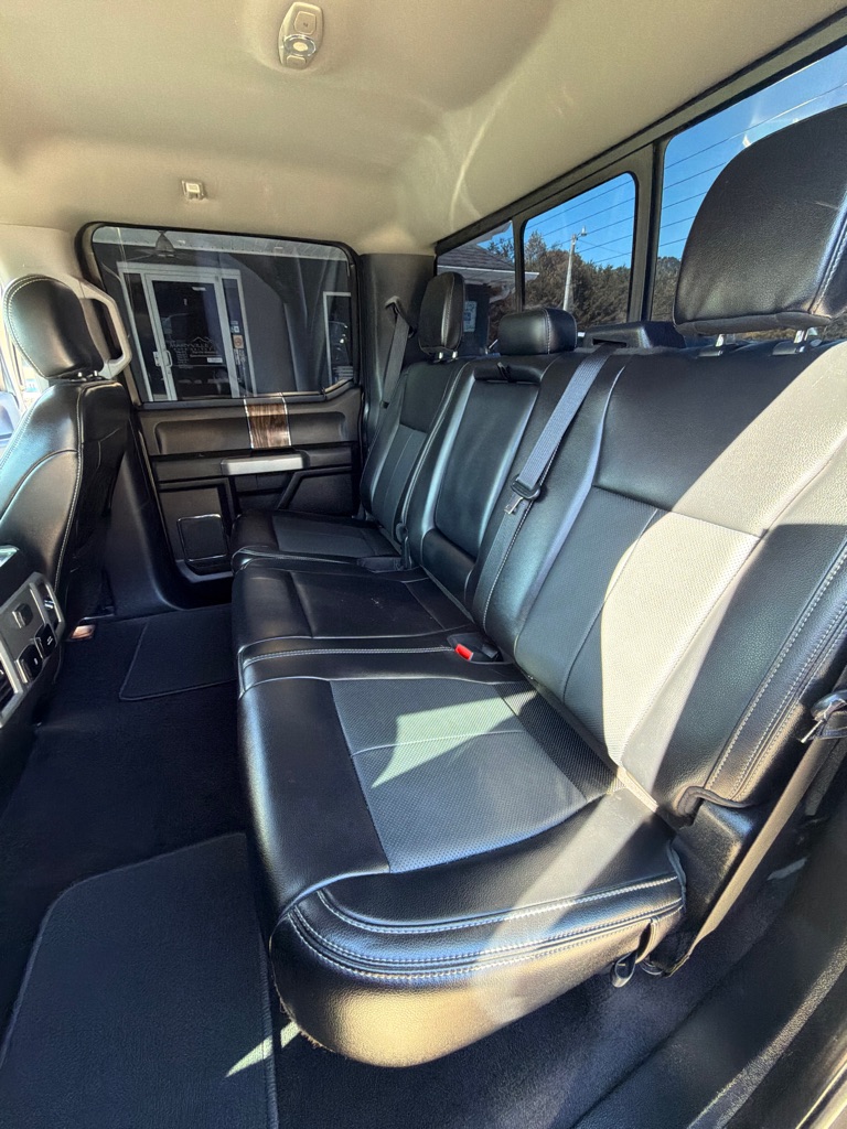Photo 13 of this FORD F150 LARIAT