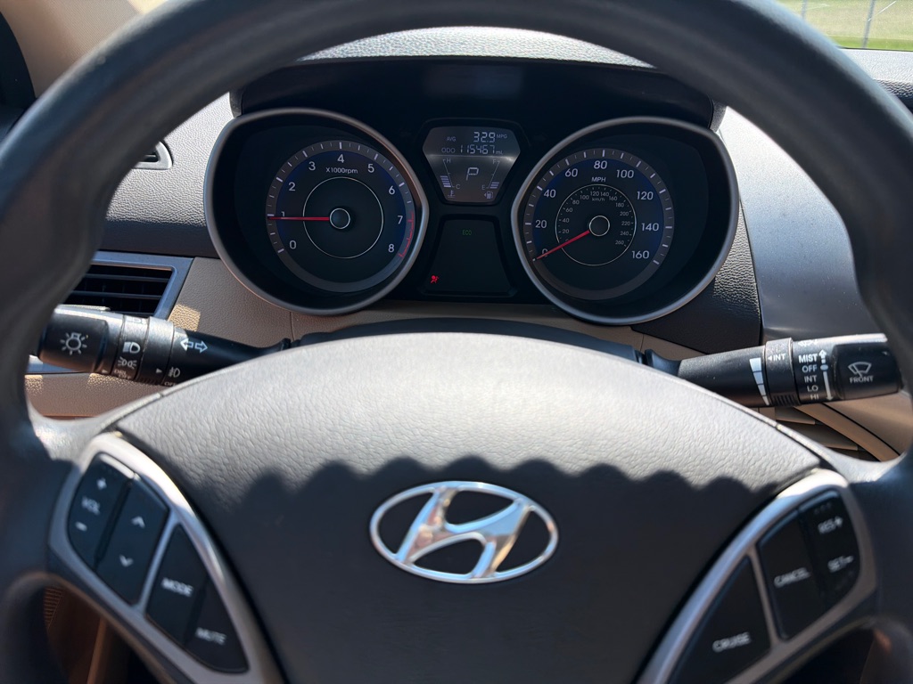 Photo 12 of this HYUNDAI ELANTRA