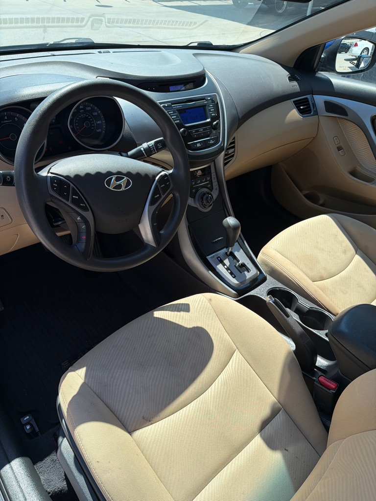 Photo 10 of this HYUNDAI ELANTRA