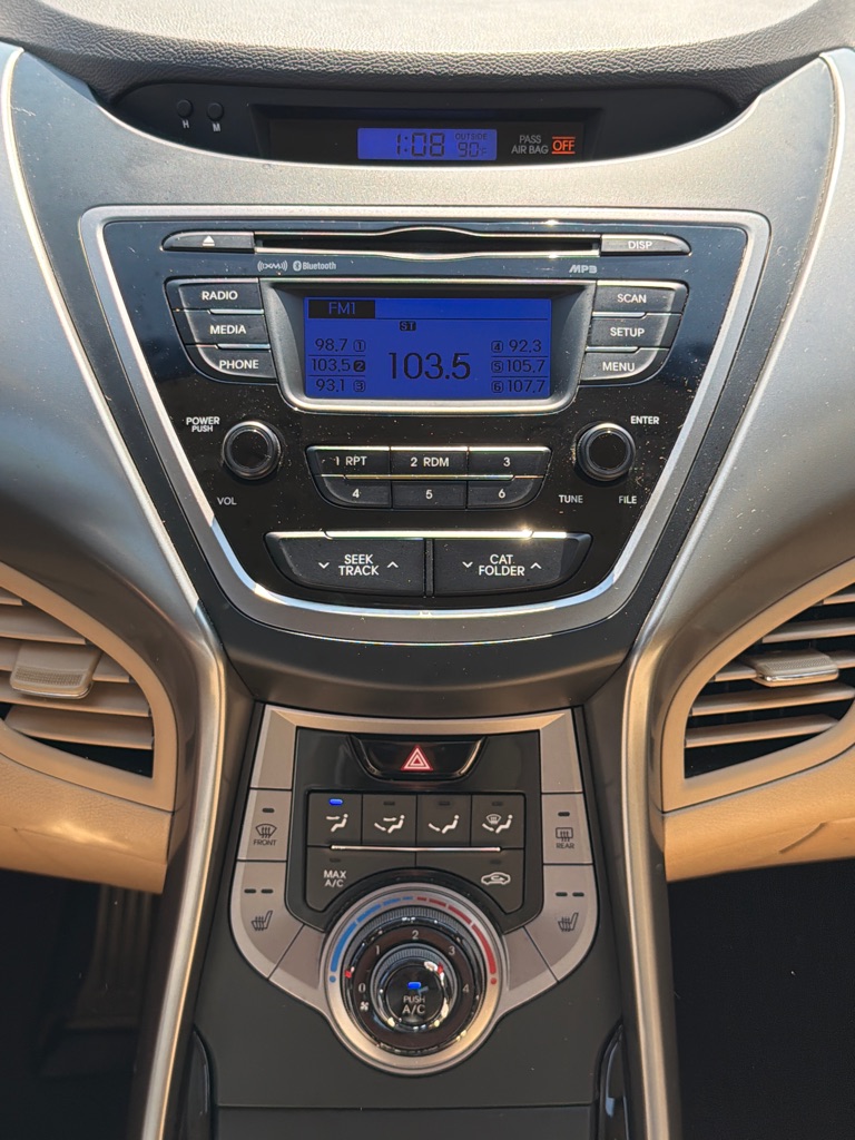 Photo 11 of this HYUNDAI ELANTRA