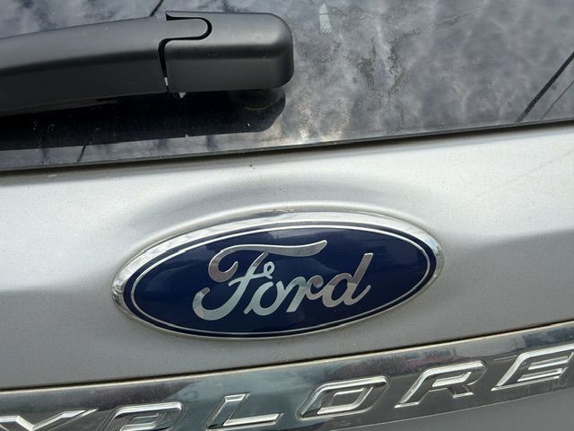 Photo 32 of this FORD EXPLORER