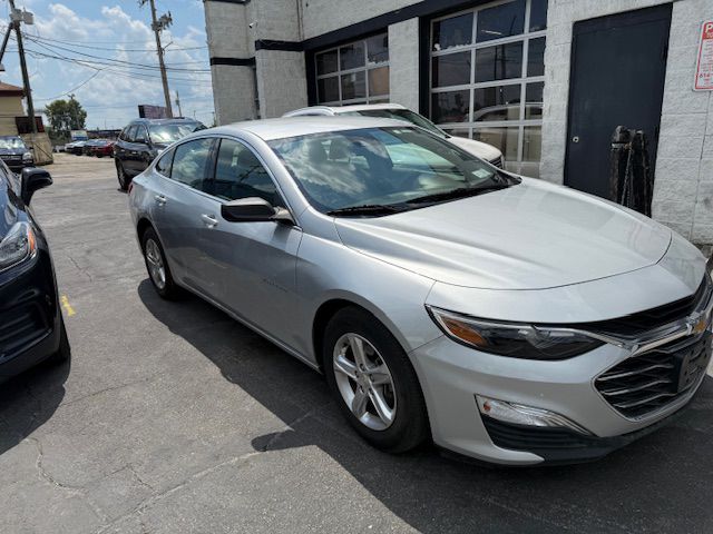 Photo 6 of this CHEVROLET MALIBU