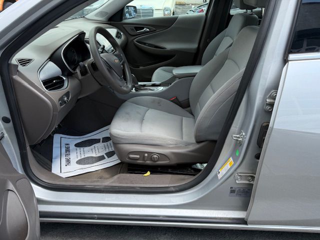 Photo 13 of this CHEVROLET MALIBU