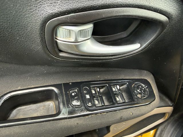Photo 22 of this JEEP RENEGADE