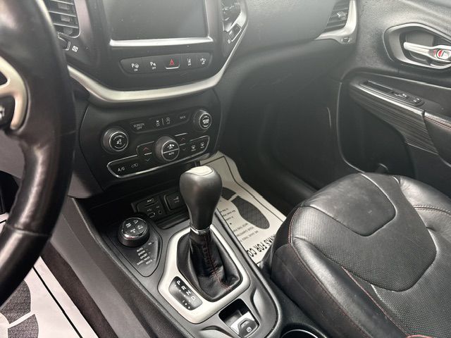 Photo 17 of this JEEP CHEROKEE