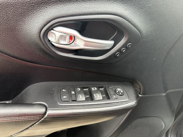 Photo 19 of this JEEP CHEROKEE