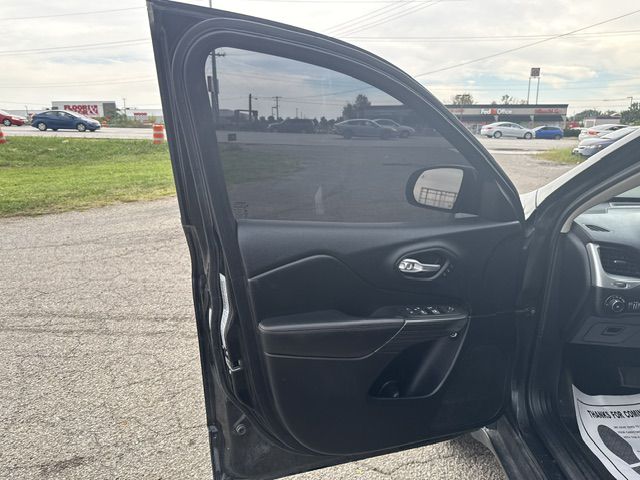 Photo 21 of this JEEP CHEROKEE