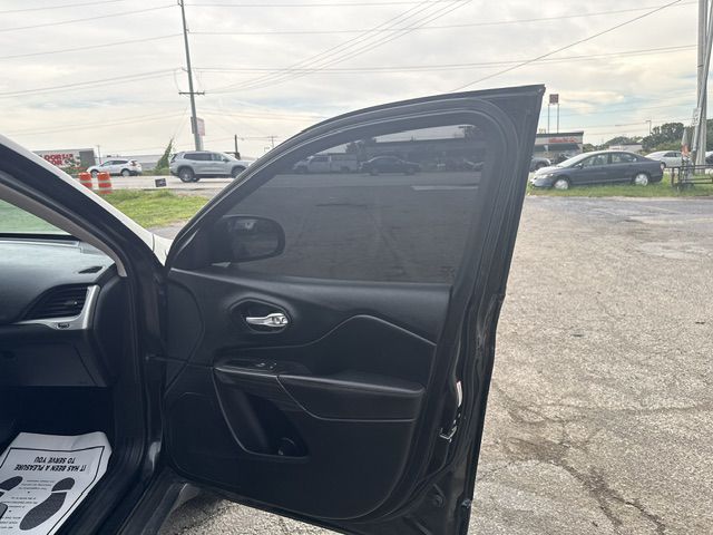 Photo 30 of this JEEP CHEROKEE