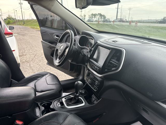 Photo 32 of this JEEP CHEROKEE