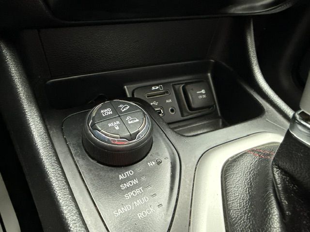 Photo 39 of this JEEP CHEROKEE