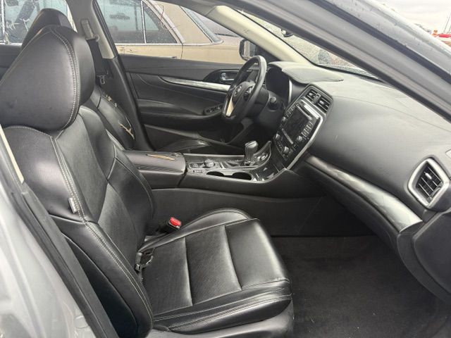 Photo 19 of this NISSAN MAXIMA