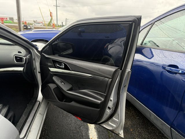 Photo 22 of this NISSAN MAXIMA