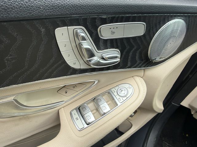 Photo 11 of this MERCEDES-BENZ C-CLASS