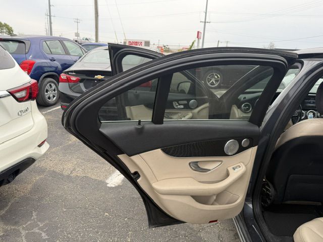 Photo 21 of this MERCEDES-BENZ C-CLASS