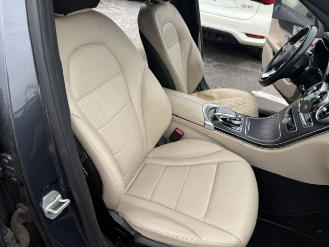 Photo 26 of this MERCEDES-BENZ C-CLASS