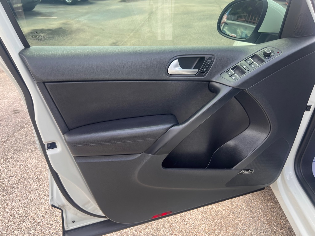 Photo 10 of this VOLKSWAGEN TIGUAN