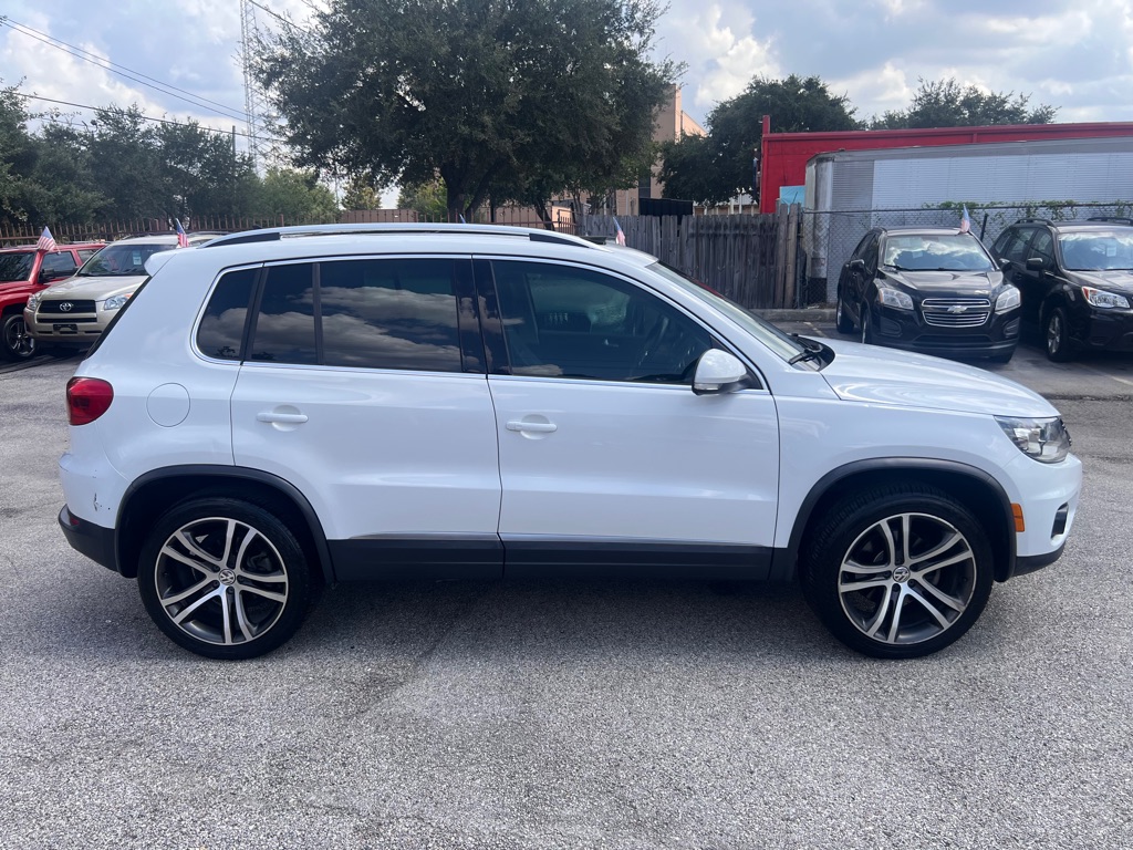 Photo 8 of this VOLKSWAGEN TIGUAN