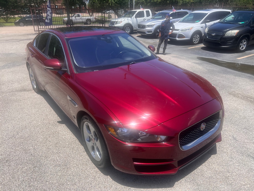 Photo 9 of this JAGUAR XE