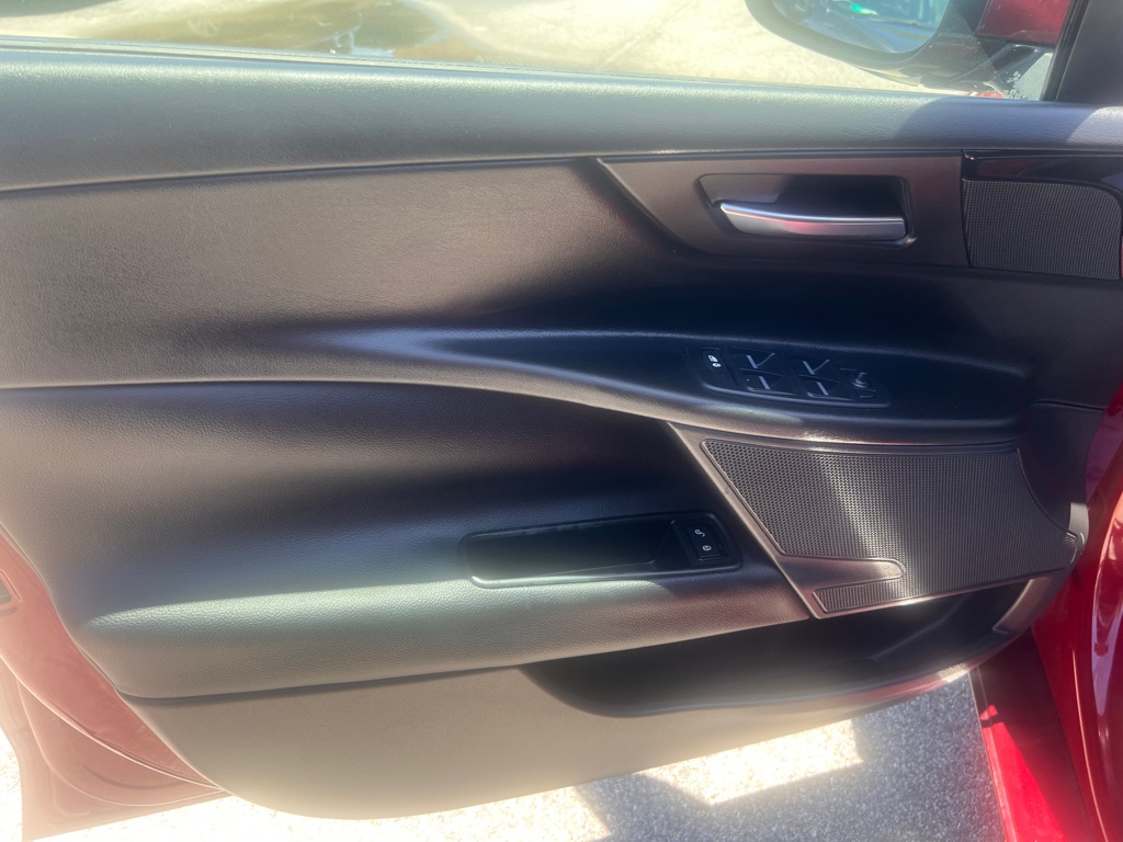 Photo 10 of this JAGUAR XE