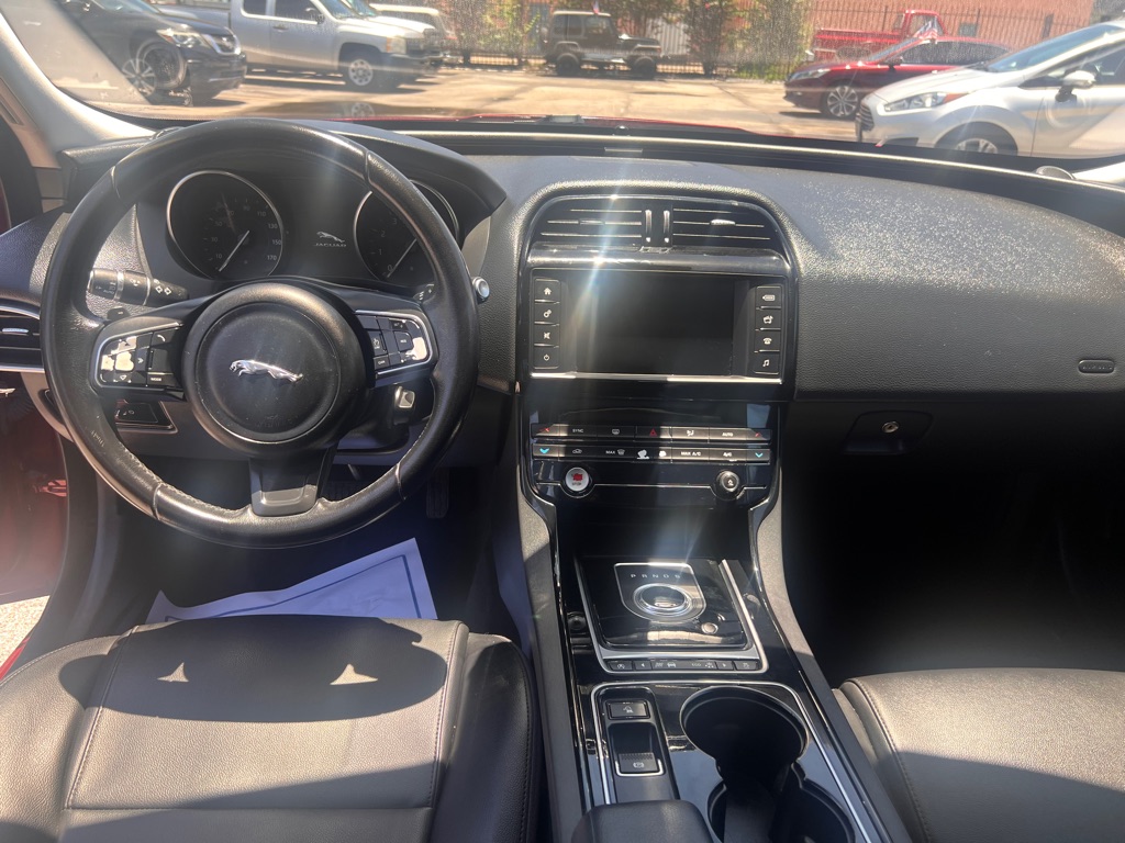 Photo 14 of this JAGUAR XE