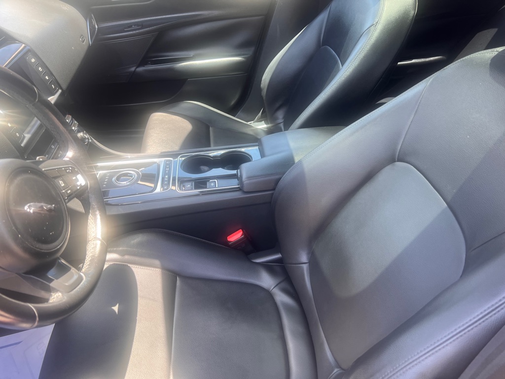 Photo 11 of this JAGUAR XE
