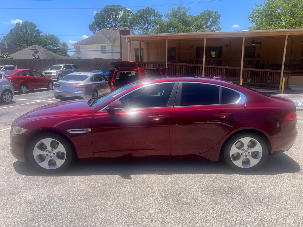 Photo 4 of this JAGUAR XE
