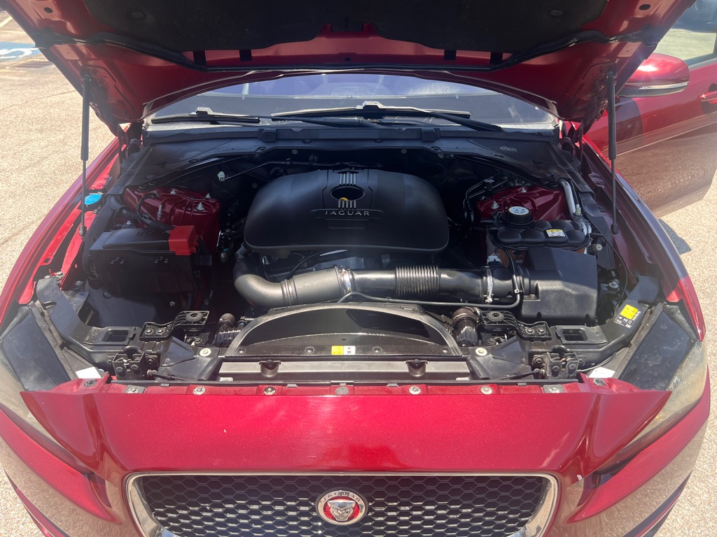 Photo 16 of this JAGUAR XE