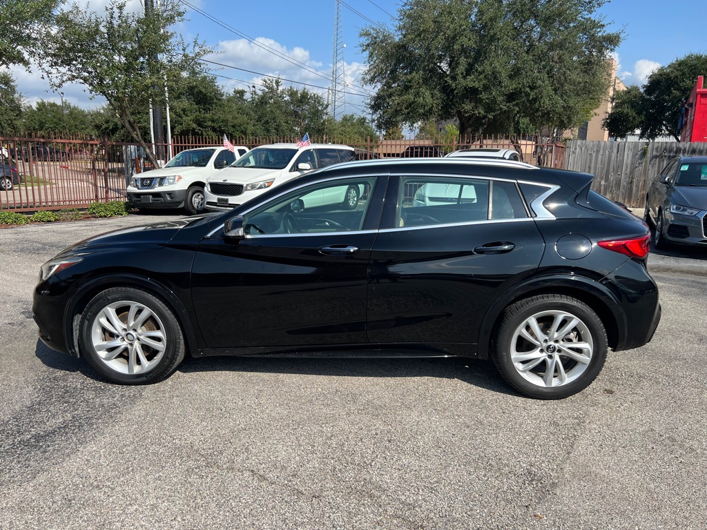 Photo 4 of this INFINITI QX30