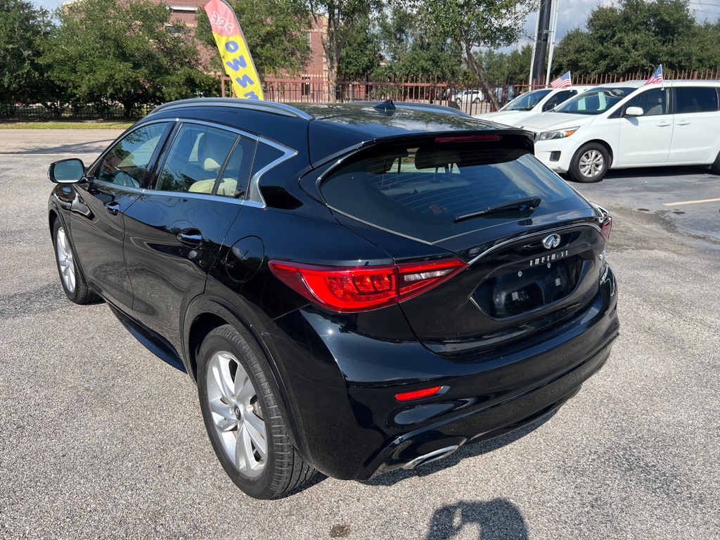 Photo 5 of this INFINITI QX30