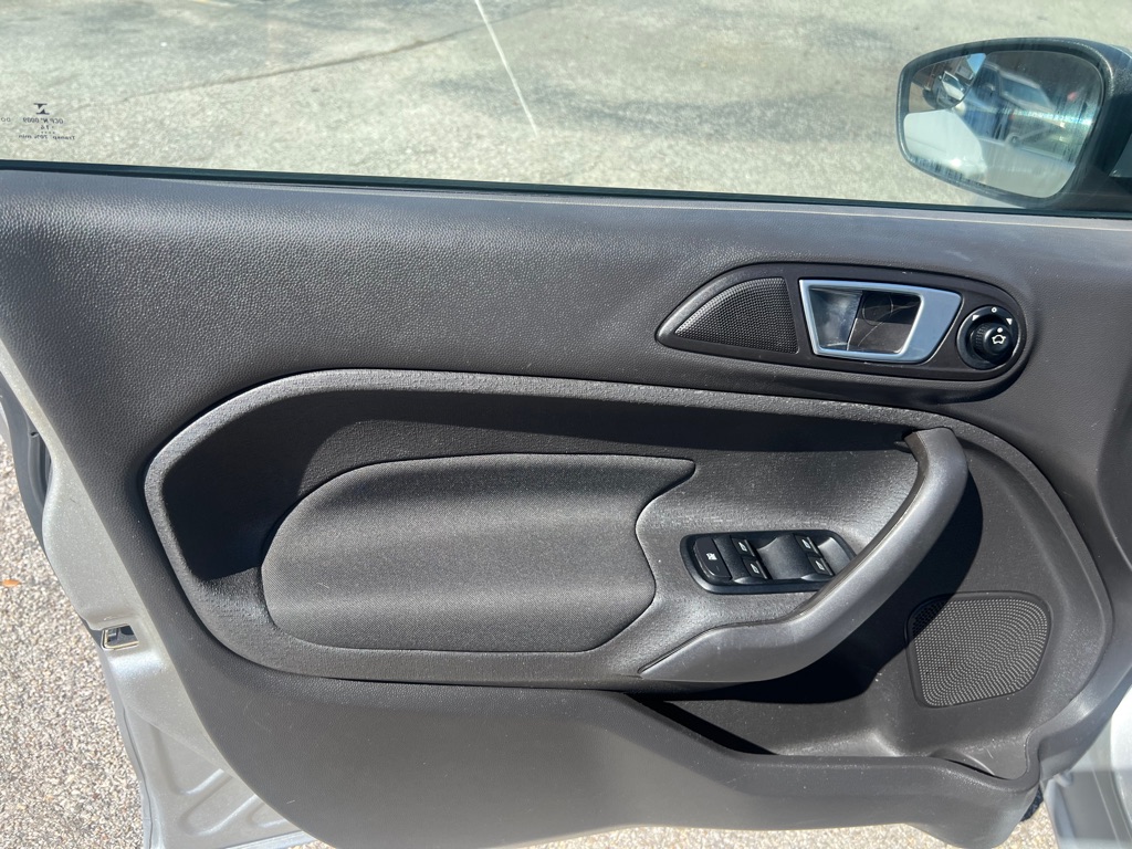 Photo 10 of this FORD FIESTA