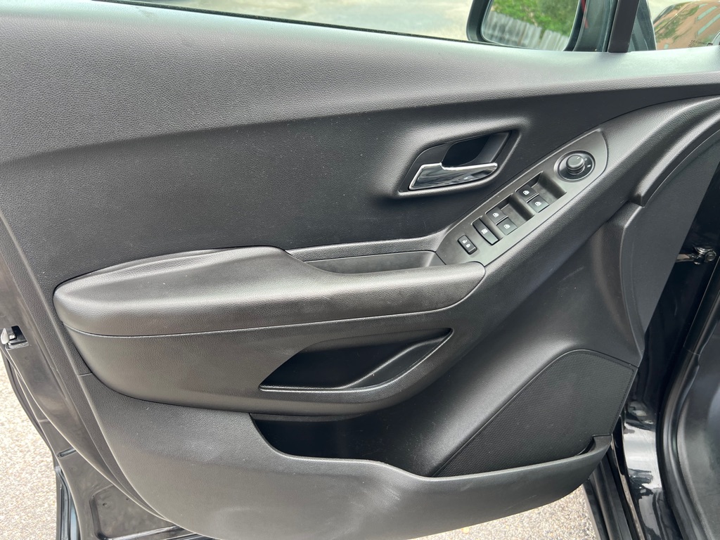 Photo 10 of this CHEVROLET TRAX