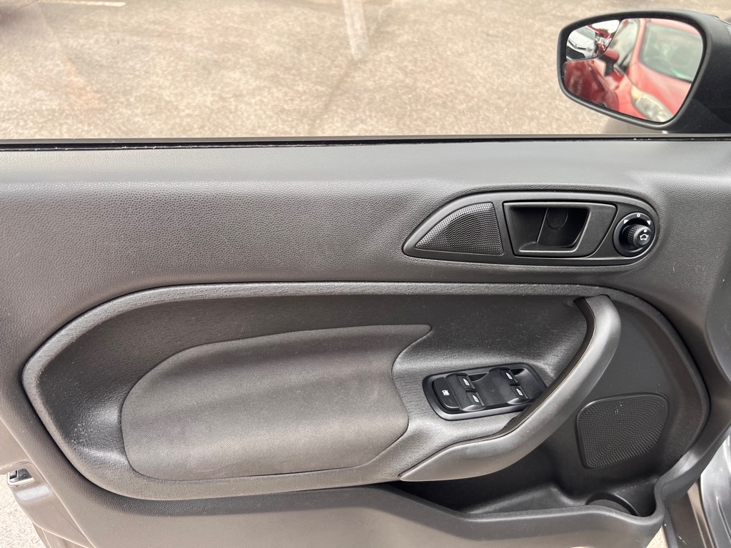 Photo 9 of this FORD FIESTA