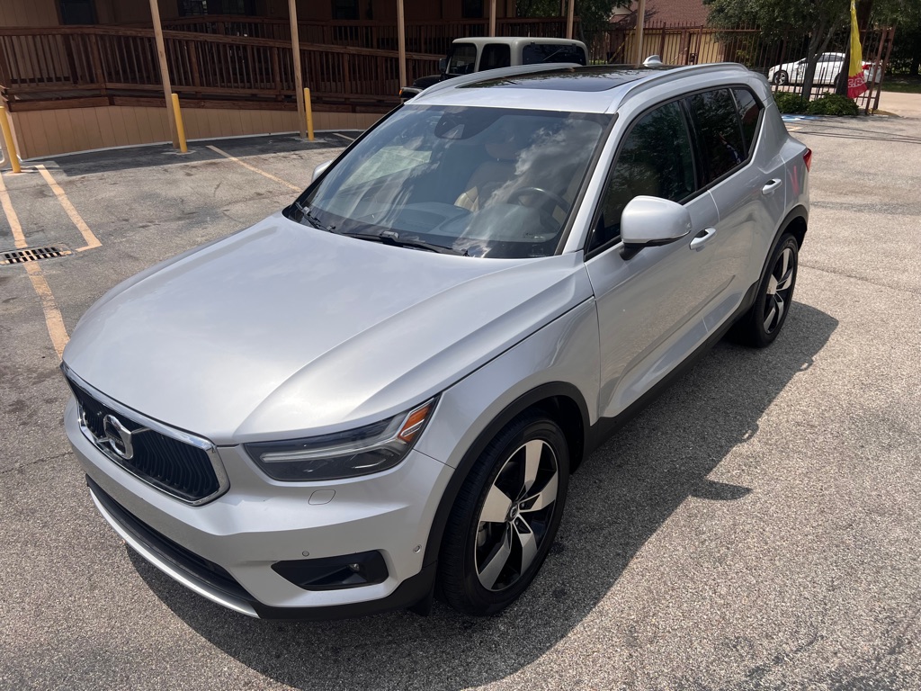 2019 Volvo XC40 T4 Momentum's photo