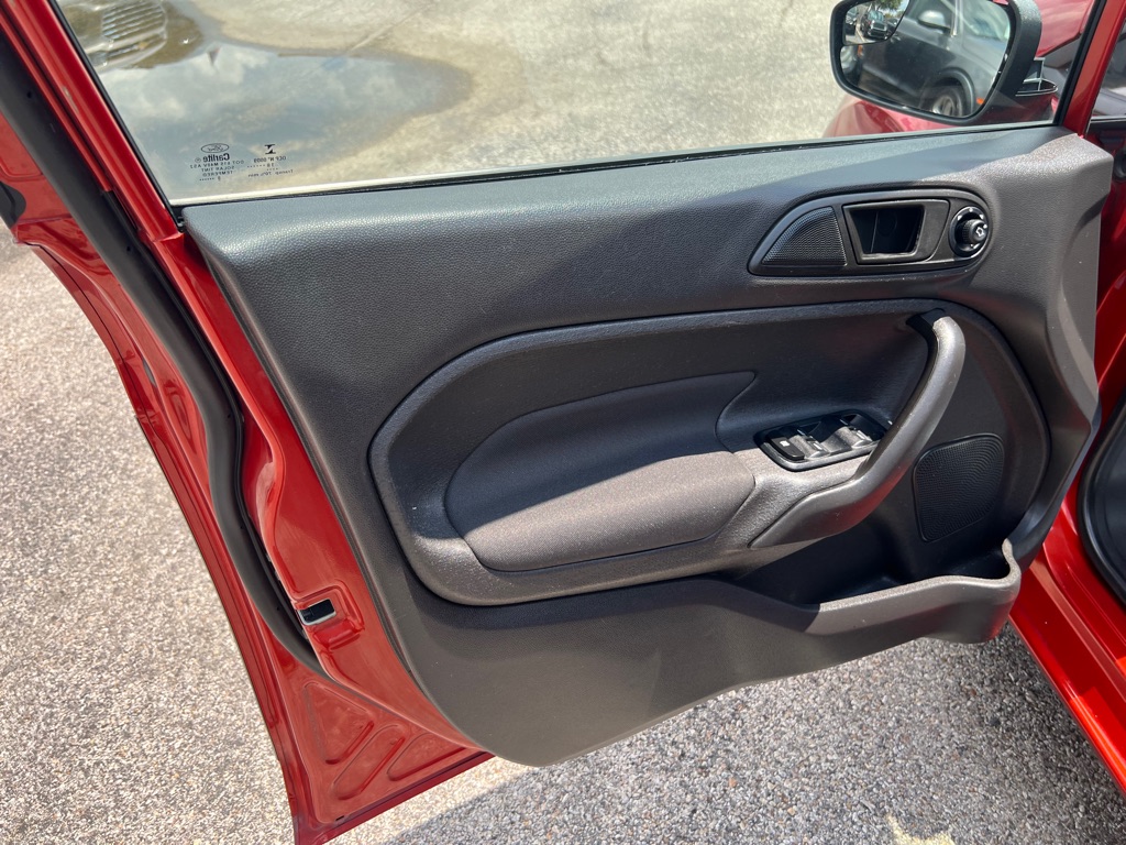 Photo 9 of this FORD FIESTA
