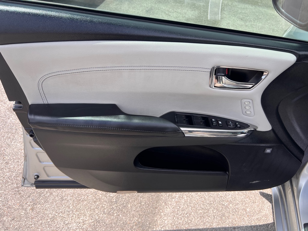 Photo 10 of this TOYOTA AVALON