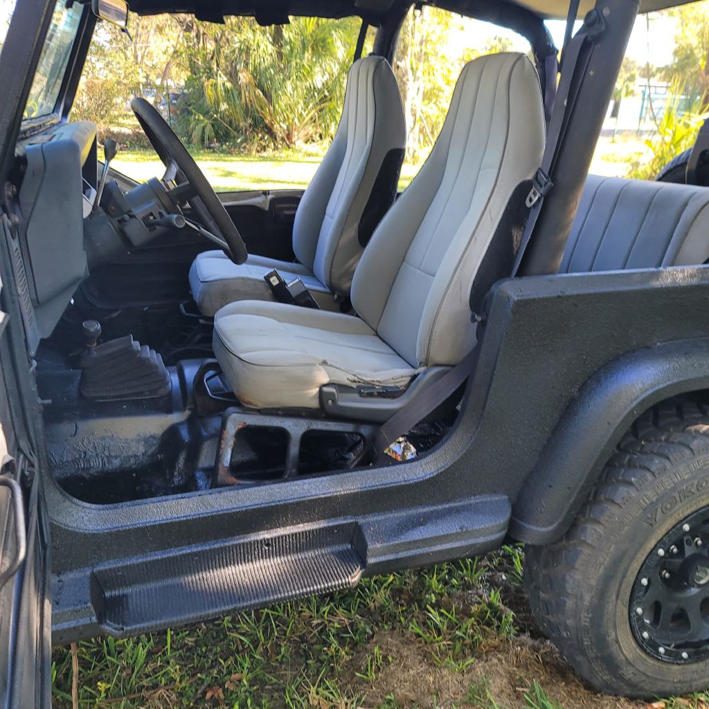 Photo 4 of this JEEP WRANGLER / YJ